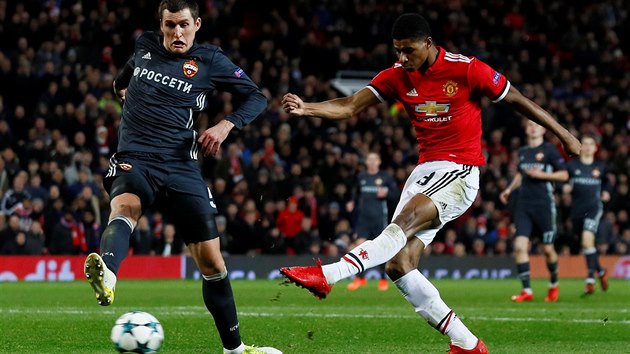 Marcus Rashford z Manchesteru United stl v Lize mistr gl proti CSKA Moskva.