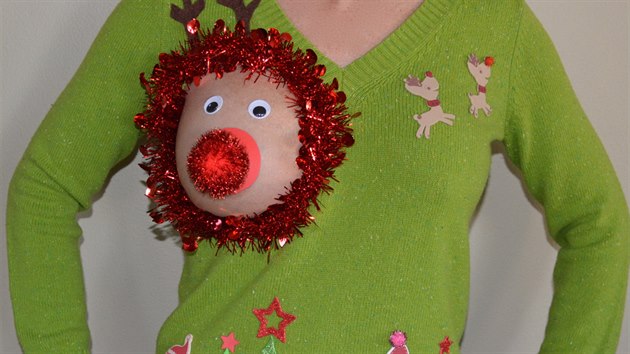 Zelená varianta vánočního svetru pro kojící matky. Některé ženy tak nadchnul, že vytváří kopie, ve kterých se fotí a obrázky dávají na sociální sítě.