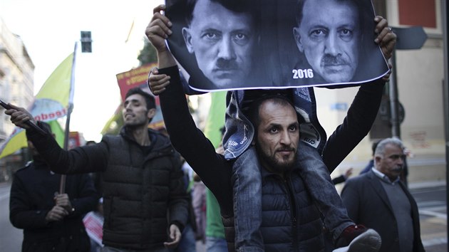 Kurdov protestuj proti nvtv tureckho prezidenta Recepa Tayyipa Erdogana v ecku. Na plaktu je jeho fotografie vedle portrtu Adolfa Hitlera. (7. prosince 2017)