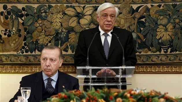 eck prezident Prokopis Pavlopoulos m projev na sttn veei s tureckm prezidentem Recepem Tayyipem Erdoganem, kter do ecka pijel na dvoudenn nvtvu. (7. prosince 2017)