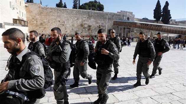 Izraelští vojáci procházejí kolem jeruzalémské Zdi nářků. (8. prosince 2017)