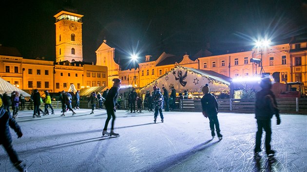 Samsonovu kanu na nmst Pemysla Otakara II. obklopuje kluzit.