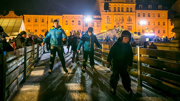 Samsonovu kanu na nmst Pemysla Otakara II. obklopuje kluzit.