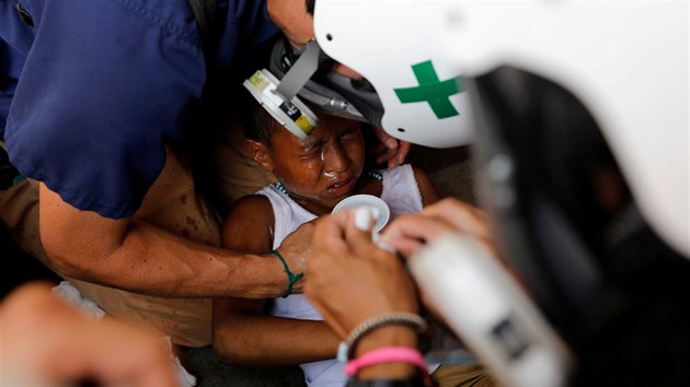 Dobrovolnci pomhaj dtti v prbhu protest proti prezidentovi Nicolsovi Madurovi, Caracas, Venezuela. (24. kvtna 2017)