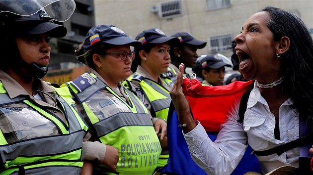 Demonstrantka ki slogany ped policisty v prbhu protest proti prezidentovi Nicolsovi Madurovi, Caracas, Venezuela. (6. kvtna 2017)