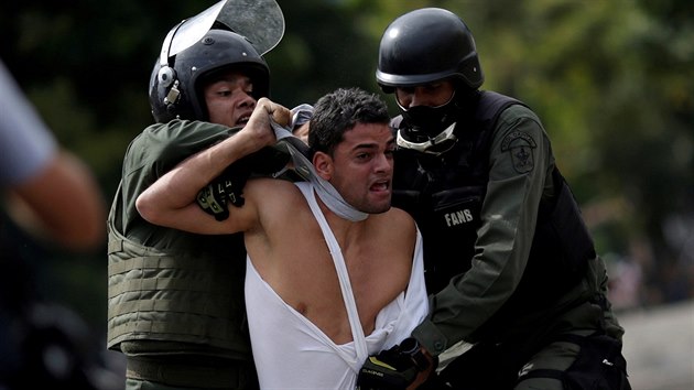 Demonstrant je zajat v prbhu protest proti prezidentovi Nicolsovi Madurovi, Caracas, Venezuela. (27. ervence 2017)