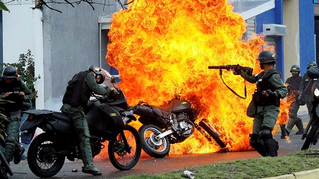 Policisté se střetávají s demonstranty v průběhu protestů proti prezidentovi Nicolásovi Madurovi, Caracas, Venezuela. (29. května 2017)