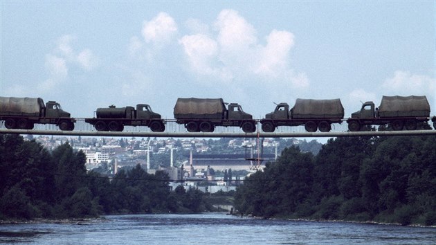 Zatěžovací zkouška, při níž na trojskou lávku najelo v roce 1984 osmatřicet nákladních aut.
