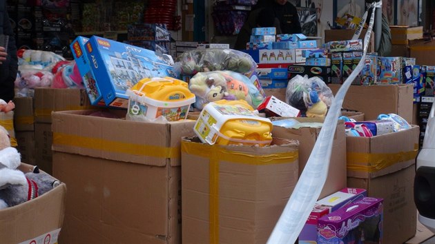 Celní správa podnikla předvánoční celorepublikový zátah na padělky. Na snímku celníci zabavují zboží na pražské tržnici Sapa.