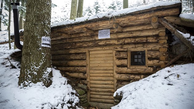 Do nov zrekonstruovaného partyzánského bunkru v lesích nad Prlovem nakoukli...