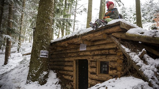 Do nově zrekonstruovaného partyzánského bunkru v lesích nad Prlovem nakoukli první návštěvníci (9. prosince 2017).