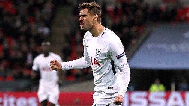 Fernando Llorente z Tottenhamu se raduje z glu v utkn Ligy mistr proti APOL Niksii.