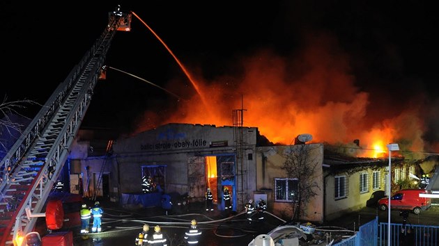 Hasiči zasahují při požáru haly v pražské Vinoři. (5.prosince 2017)