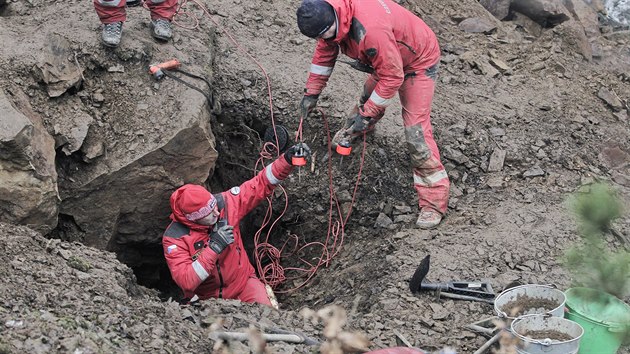 Druhm dnem se nkolik hasiskch jednotek sna zachrnit ptiletho jezevka Mildu, kter se ztratil v rozvalinch bvalho lesnho kamenolomu u Bernartic na Tachovsku pi sobotnm lovu liek. (5. prosince 2017)