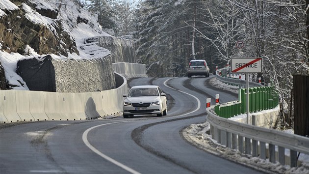 Nový úsek silnice u Brtnice mezi Jihlavou a Třebíčí. Kvůli rozšíření vozovky tu přibyly masívní opěrné zdi.