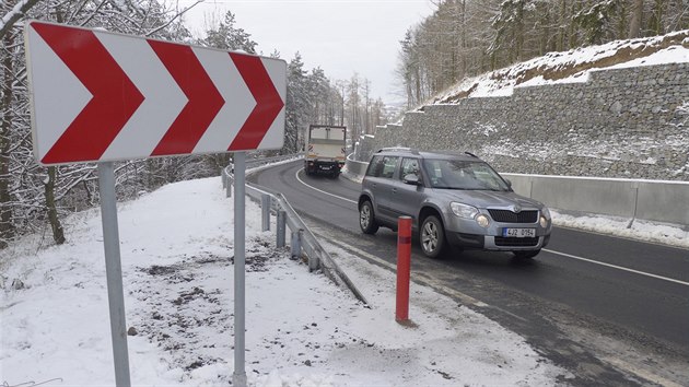 Nový úsek silnice u Brtnice mezi Jihlavou a Třebíčí. Kvůli rozšíření vozovky tu přibyly masívní opěrné zdi.