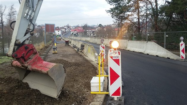 Rekonstrukci Mírové ulice v Havlíčkově Brodě se podařilo dokončit na poslední chvíli. I když jeho oprava ještě ani zdaleka není u konce, jezdí se i přes most. Sice jen kyvadlově a třicítkou, ale pro obyvatele je nejdůležitější, že už nemusí po nepříjemné objížďce.