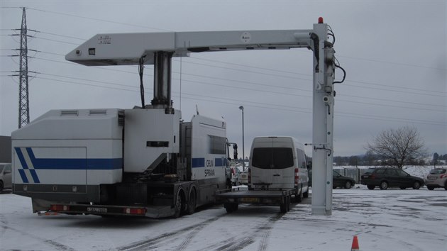 Tis�ce krabi�ek cigaret ukryt�ch v bulharsk� dod�vce pomohl celn�k�m odhalit mobiln� velkokapacitn� rentgen.