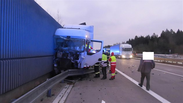 Unavený šofér na 116. kilometru D1 ve směru na Prahu vjel do betonové protihlukové zdi.