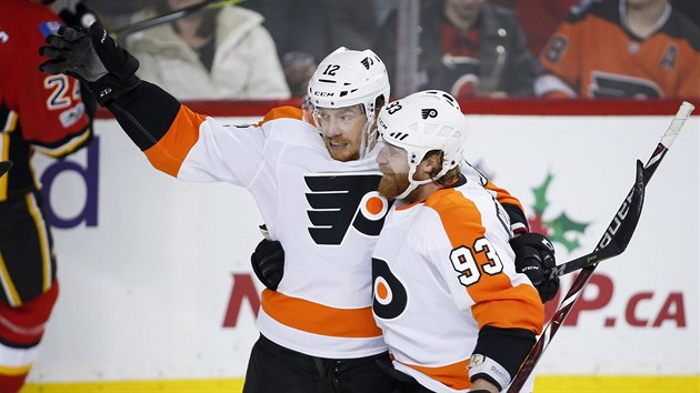 Michael Raffl a Jakub Vorek (vpravo) slav gl Philadelphie.