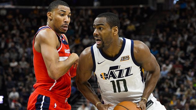 Alec Burks z Utahu u me, proti nmu Otto Porter Jr. z Washingtonu.