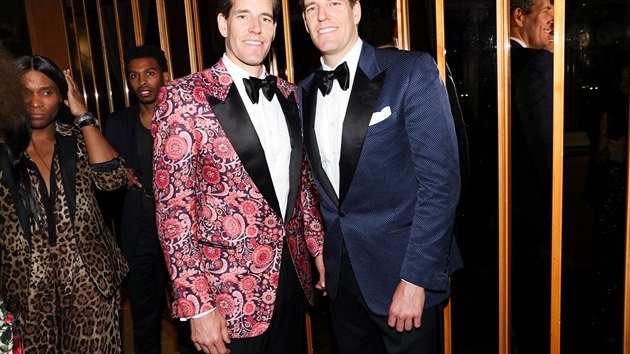 Dvojčata Tyler a Cameron Winklevossovi na večírku v New Yorku. (2. května 2017)