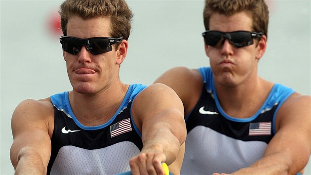 Dvojata Tyler a Cameron Winklevossovi bhem finlov jzdy na olympijskch hrch v Peklngu. (16. srpna 2008)