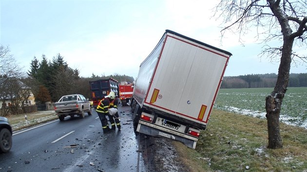 Tragick nehoda mezi Kralovicemi a Plasy, idi osobnho vozu srku nepeil. (4. 12. 2017)