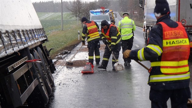 Tragick nehoda mezi Kralovicemi a Plasy, idi osobnho vozu srku nepeil. (4. 12. 2017)