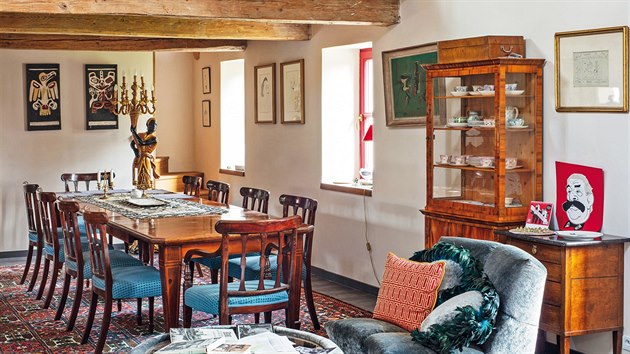 Velký dřevěný jídelní stůl je situován do těsné blízkosti kuchyně, kde slouží k příležitostnému stolování ostrůvek s barovými židlemi.