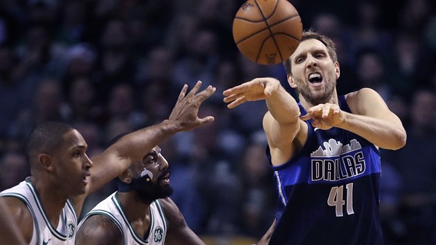 Dirk Nowitzki z Dallasu odehrv m ped brncmi Alem Horfordem (vlevo) a Kyriem Irvingem z Bostonu.