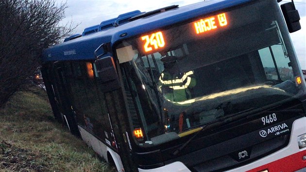 V Dolních Měcholupech se převrátil autobus i s cestujícími na bok. (4.12.2017)