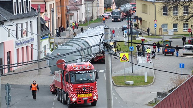 Pohled na jízdu dvou více než padesátimetrových souprav přepravujících z Jesenicka do Bratislavy díly pro chemický průmysl.