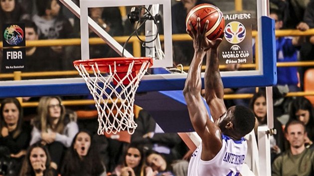 eck pivotman Thanasis Adetokunbo smeuje proti Izraeli.