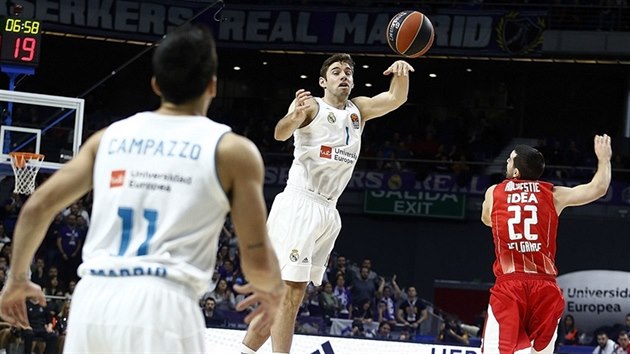 Taylor Rochestie (vpravo) z Crvené zvezdy B�lehrad sleduje p�ihrávajícího...