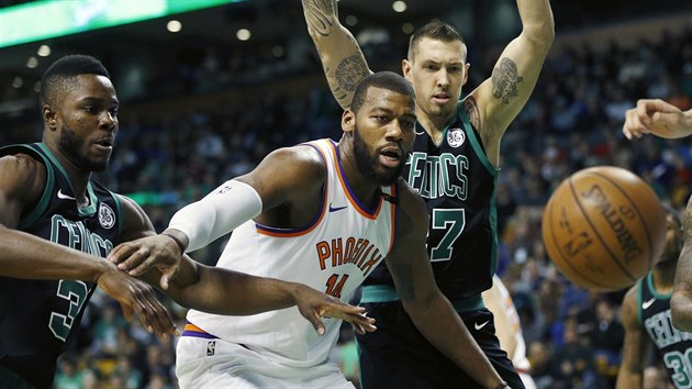 Greg Monroe (v blm) z Phoenixu mezi bostonskmi novky Semim Ojeleyem (vlevo) a Danielem Theisem, vichni sleduj m mc do zmez.