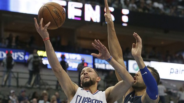 Austin Rivers (vlevo) z LA Clippers zakonuje kolem Salaha Medriho z Dallasu.