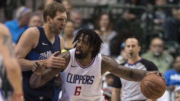 DeAndre Jordan (vpravo) z LA Clippers se tla do Dirka Nowitzkho z Dallasu.