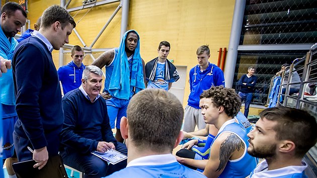 Predrag Benek vede time-out basketbalist Olomoucka.