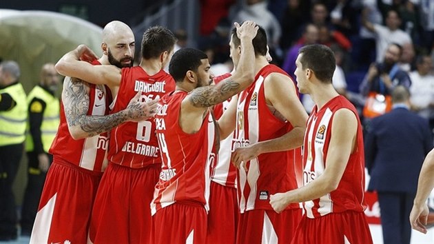 Basketbalist Crven zvezdy Blehrad se raduj z vhry na palubovce Realu Madrid. Vlevo hrdina zpasu Pero Anti.