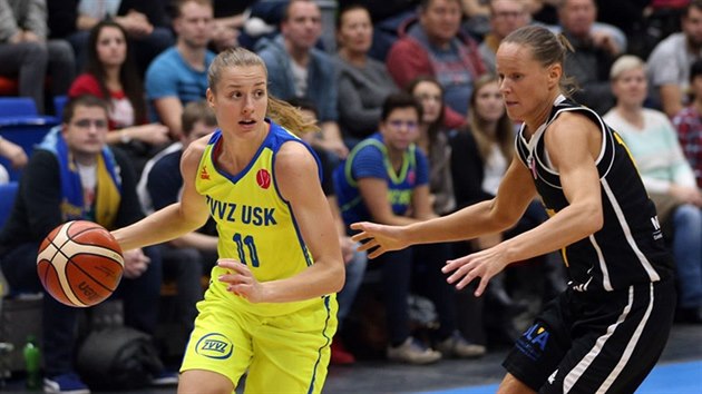 Kateina Elhotov (vlevo) z USK Praha to kolem Merike Andersonov z Castors Braine.