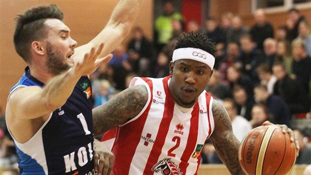 Pardubick basketbalista Dominez Burnett (vpravo) to kolem Adama e z Kolna.