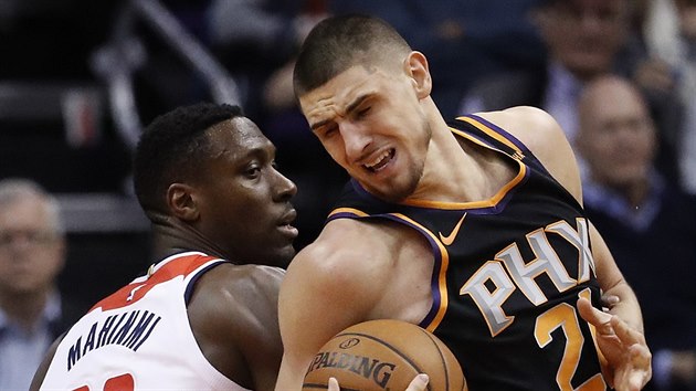 Alex Len (vpravo) z Phoenixu se obt��� kolem Iana Mahinmiho z Washingtonu.