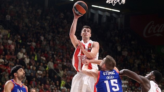 Nemanja Dangubi z Crven zvezdy Blehrad zakonuje pes Vladimira timace z Anadolu Efes Istanbul.