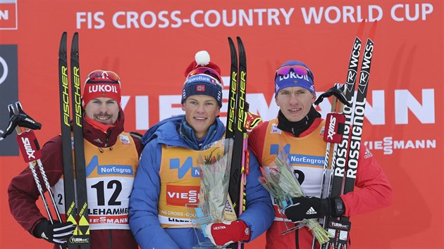 Norsk bec na lych Johannes Hsflot Klaebo (uprosted) slav triumf ve sprintu v Lillehammeru, vlevo je druh Sergej Usugov z Ruska, vpravo pak tet Alexandr Bolunov.