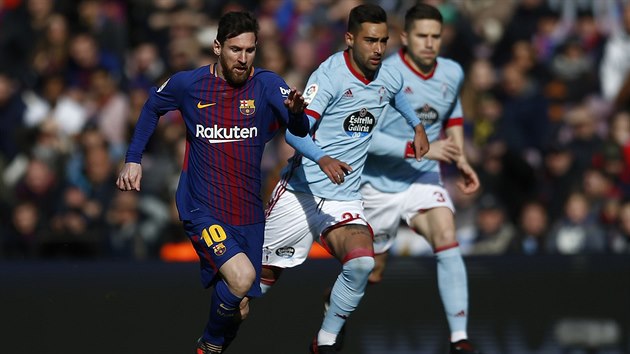 tonk Barcelony Lionel Messi kontroluje m v utkn proti Celt Vigo.