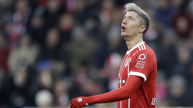 Robert Lewandowski z Bayernu Mnichov lituje splen ance v duelu proti Hannoveru.