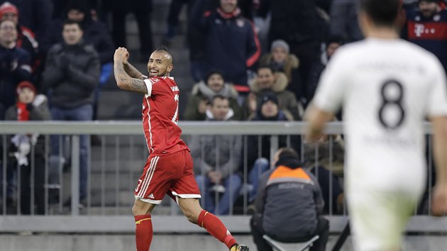 Arturo Vidal z Bayernu Mnichov slav gl v duelu proti Hannoveru.