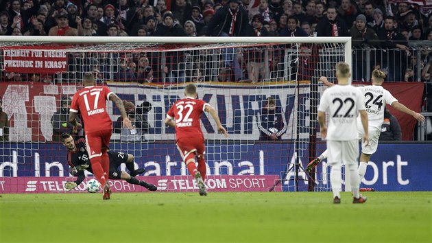Brank Bayernu Mnichov Sven Ulreich chyt penaltu Niclasi Fllkrugovi (vpravo) z Hannoveru.