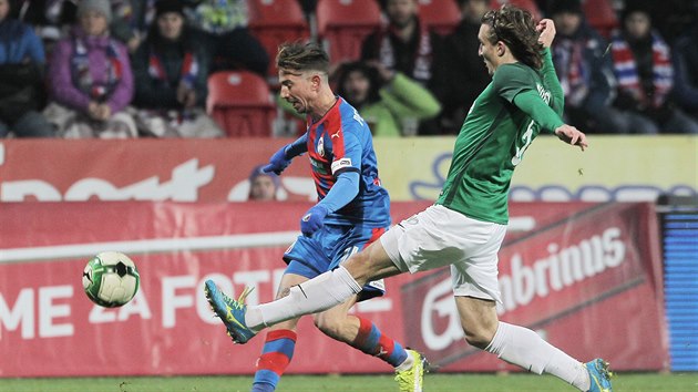 Plze�sk� z�lo�n�k Milan Petr�ela (vlevo) a Mat�j Hanousek z Jablonce v souboji o m��